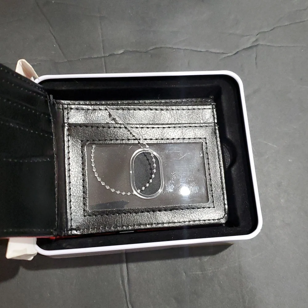 Peanuts Snoopy red oversized Snoopy printed bi-fold wallet in peanuts‎ tin case